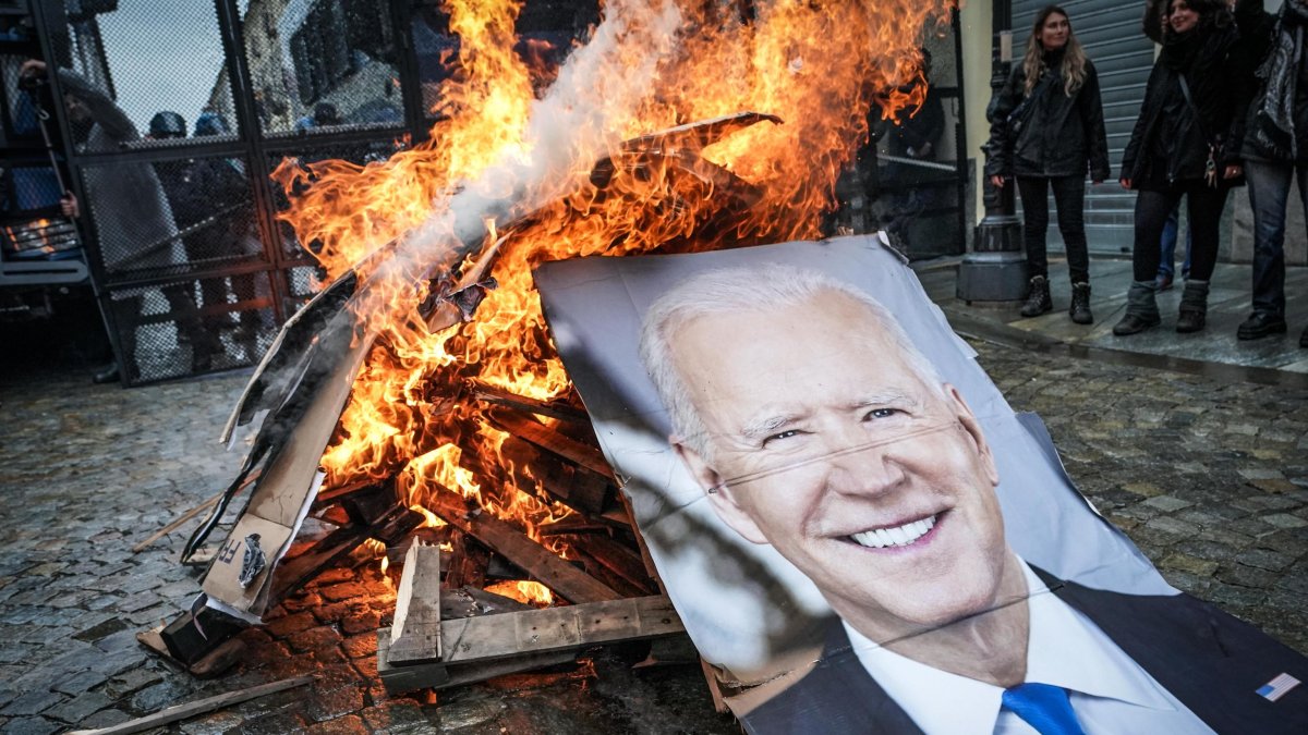 Suceso. El rostro de Joe Biden también fue lanzado a la hoguera.