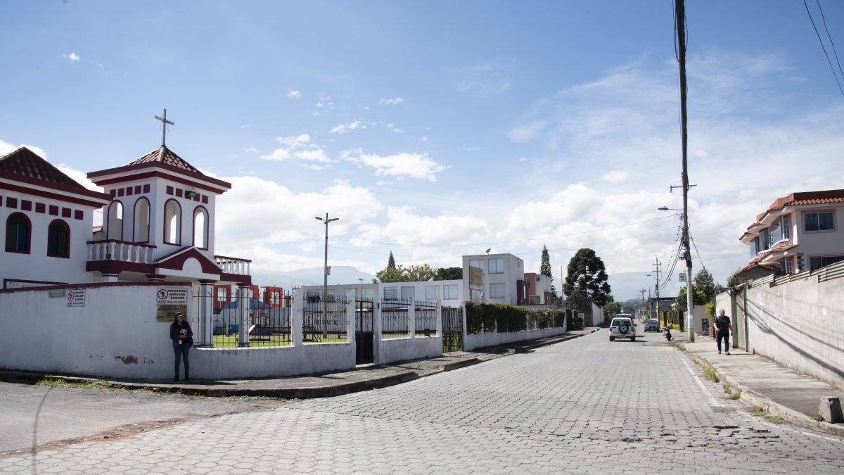 Buena Ventura. En algunas calles del barrio, entre ellas la Manuela Garaicoa, el horario de recorte es distinto al resto del sector. Moradores dicen que sin iluminación, el peligro crece.