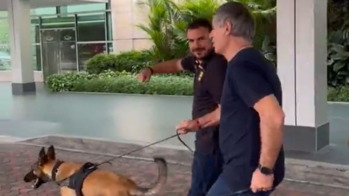 La llegada de Ariel Holan a Guayaquil con su mascota Pocho.