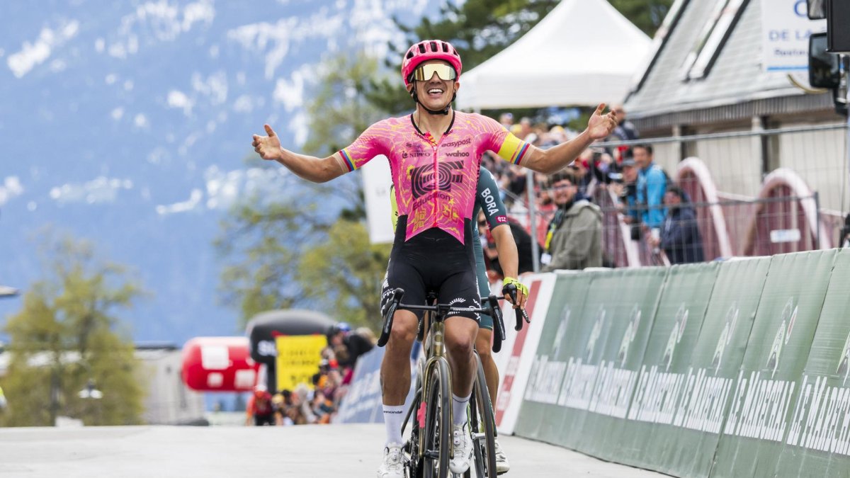 Richard Carapaz en el Tour de Romandía 2024.