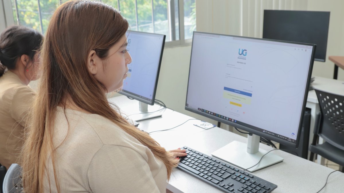 Foto referencial. Estudiantes rinden un examen como parte del proceso de admisión a una universidad pública.