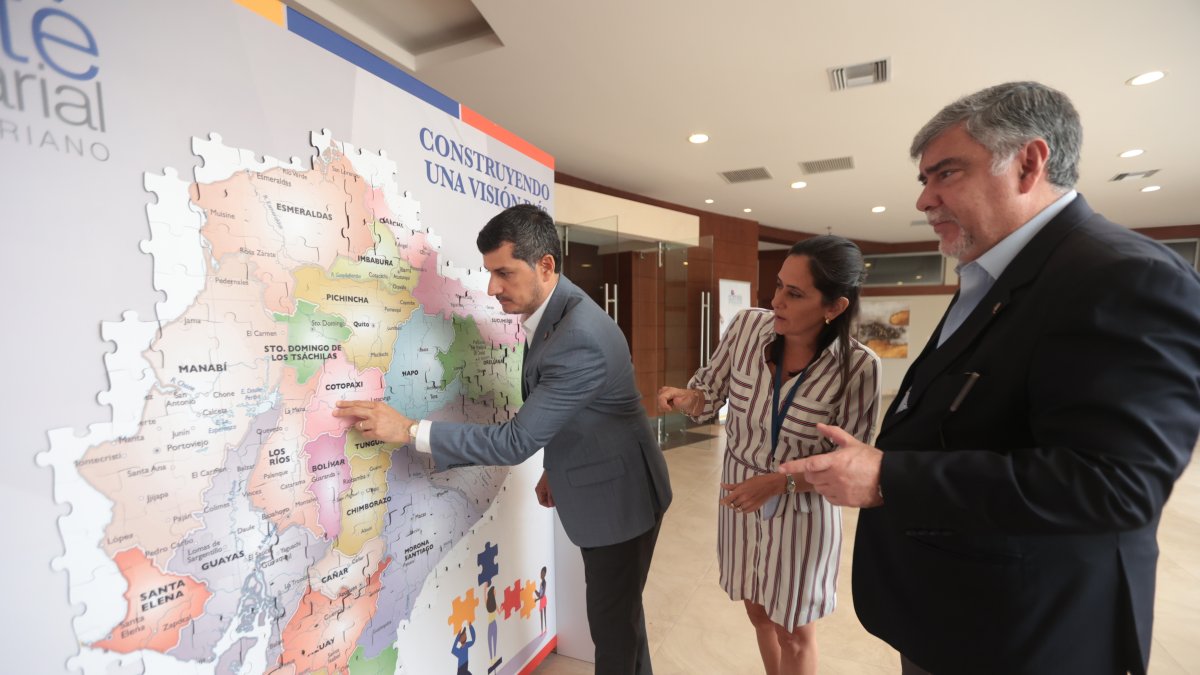 Ejecutivos. Miguel González, actual presidente de CEE, revisa el mapa acompañado de Gabriela Uquillas y Francisco Jarrín.