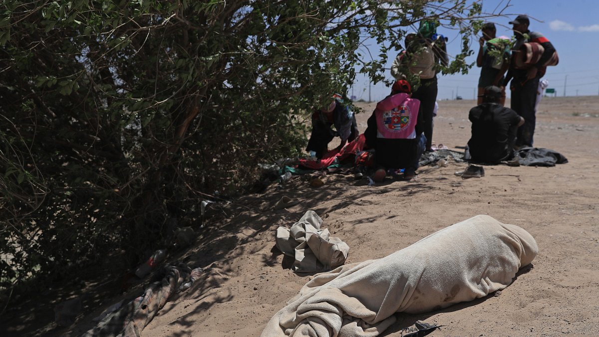 Migrantes permanecen entre la frontera con Estados Unidos, el 27 de abril de 2024, en Ciudad Juárez, estado de Chihuahua (México).