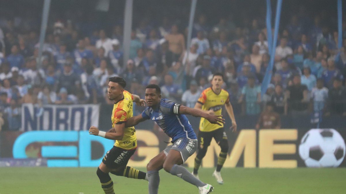 Joao Rojas y Romario Caicedo en una disputa por el balón.