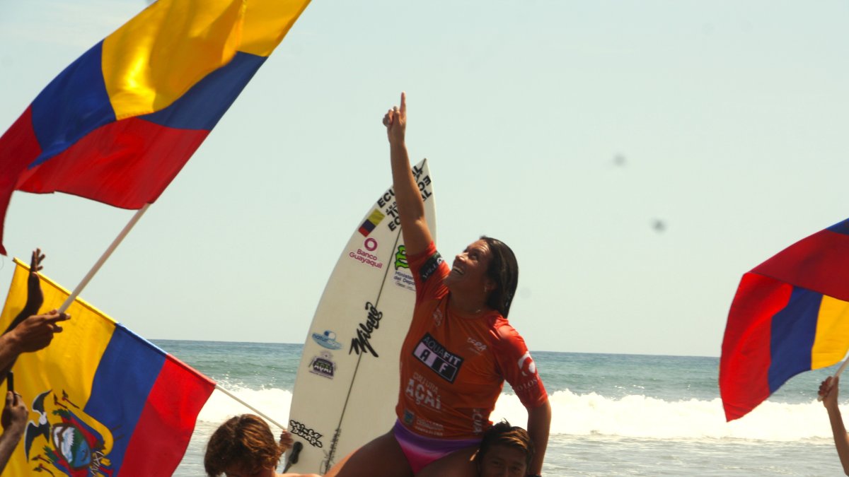 La dedicatoria al cielo de Mimi Barona, recordando a su hermano Israel, tras ganar el torneo nacional de surf.