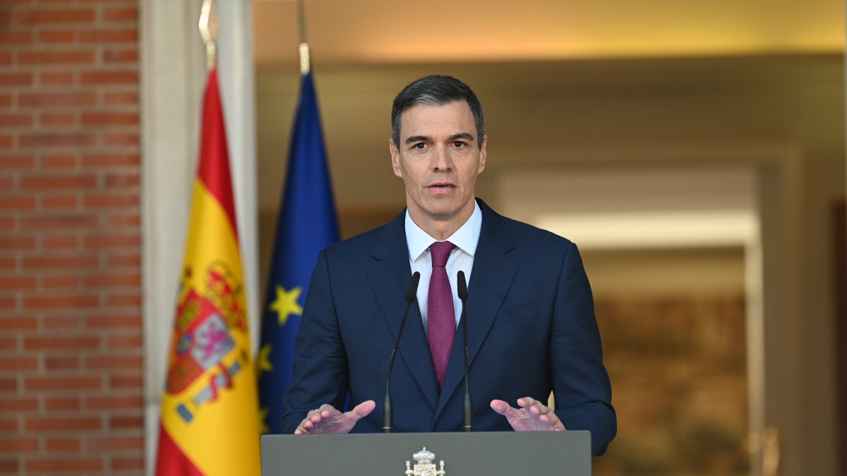 El presidente del Gobierno, Pedro Sánchez, durante su comparecencia institucional en La Moncloa, en la que ha comunicado este lunes que ha decidido seguir al frente del Ejecutivo.