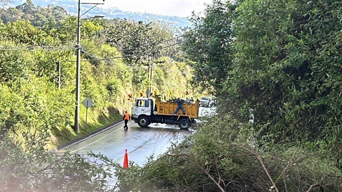 Desde la noche del 28 de abril se registran los deslizamientos de tierra en la vía Intervalles.