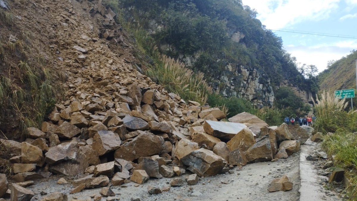 La vía Cuenca- Gualaceo- Plan de Milagro está cerrada en el sector de San Francisco.