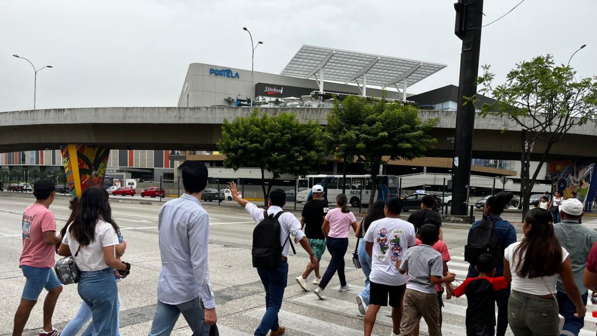 Los ciudadanos tienen complicaciones para transitar las vías durante los apagones.