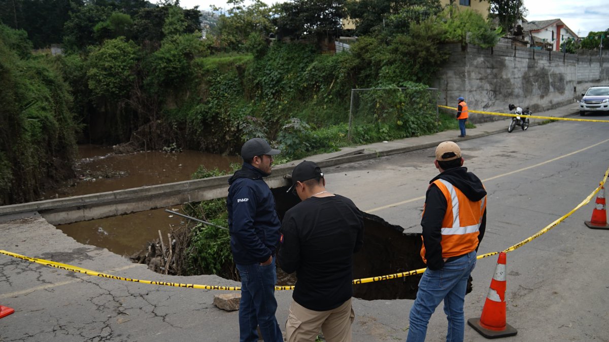 El hueco que tiene al menos 6 metros de diámetro.