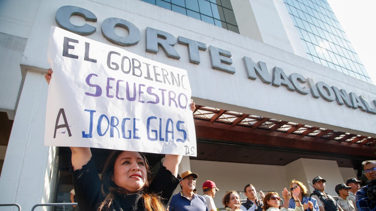 Simpatizantes del exvicepresidente Jorge Glas se manifiestan en los exteriores de la Corte Nacional de Justicia en Quito (Ecuador).