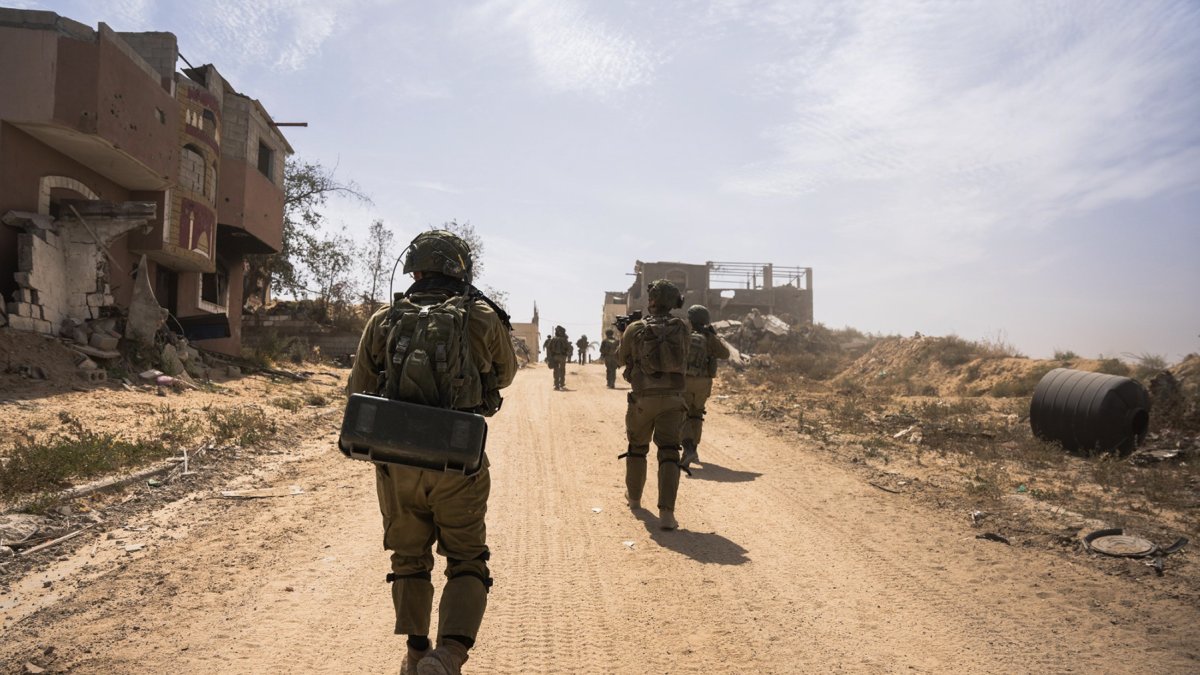 Gaza. Soldados israelíes transitan por un largo camino en la Franja.