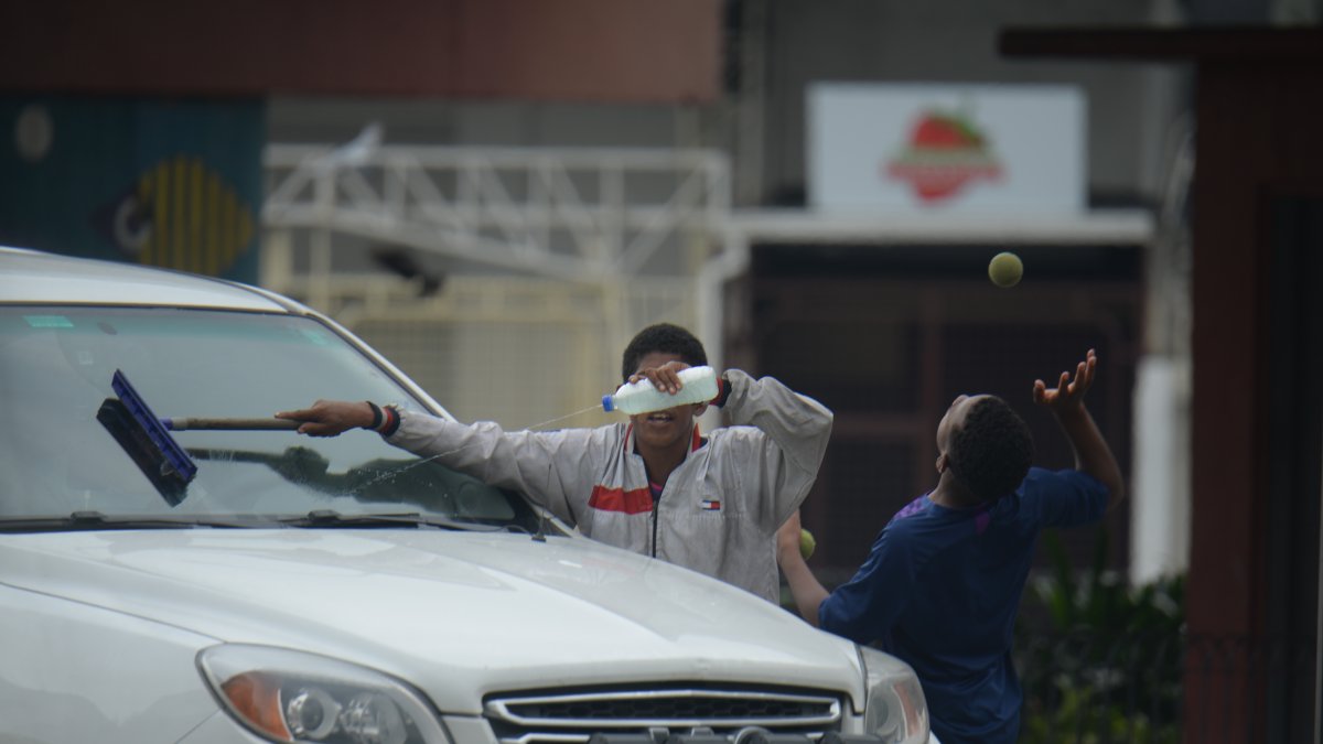 Plaza Dañín. En esta avenida se ha vuelto común ver a los limpiaparabrisas en grupo, siendo sus integrantes en su mayoría niños.