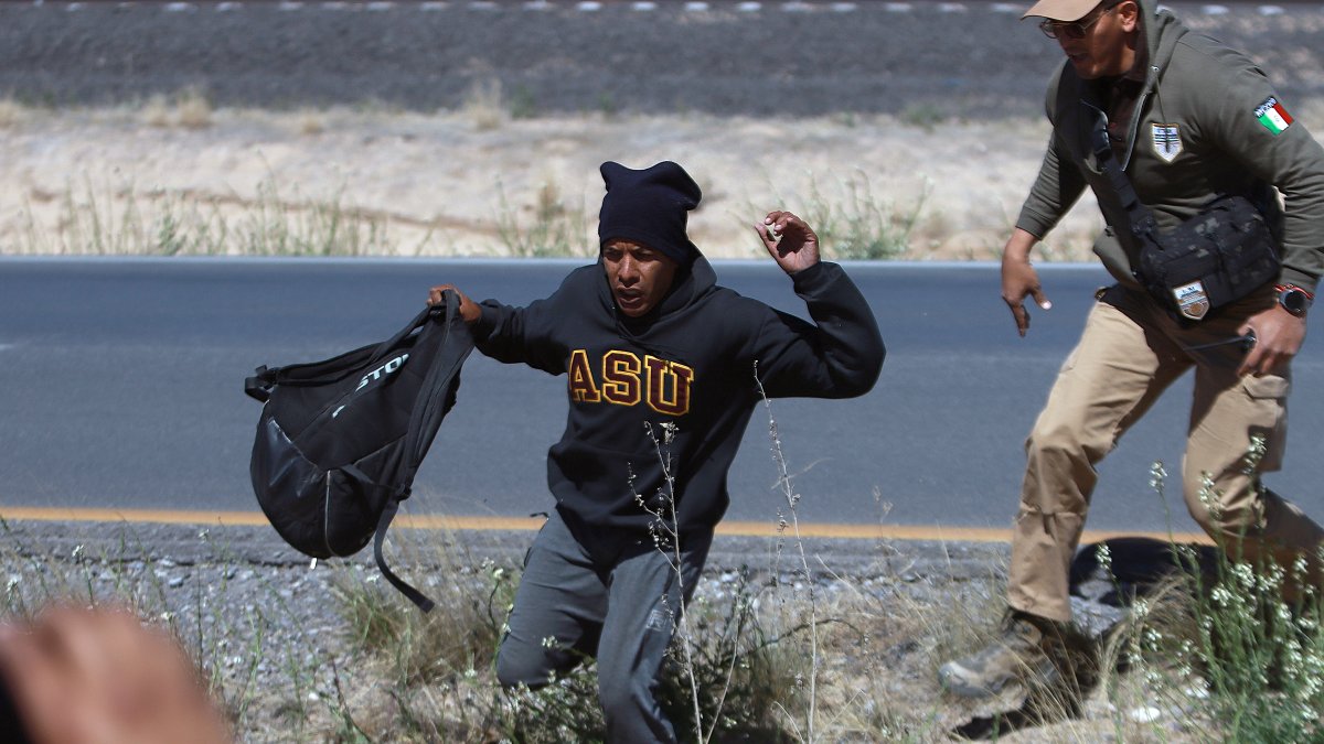 Ciudad Juárez. Un viajero ilegal intenta escapar de agente migratorio.