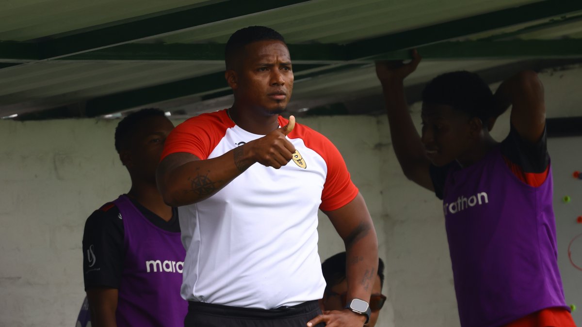 Antonio Valencia durante su primer partido como entrenador de AV25.