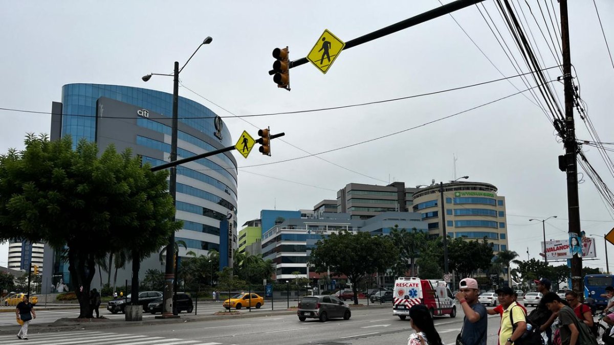 A las personas se les complica cruzar en las avenidas