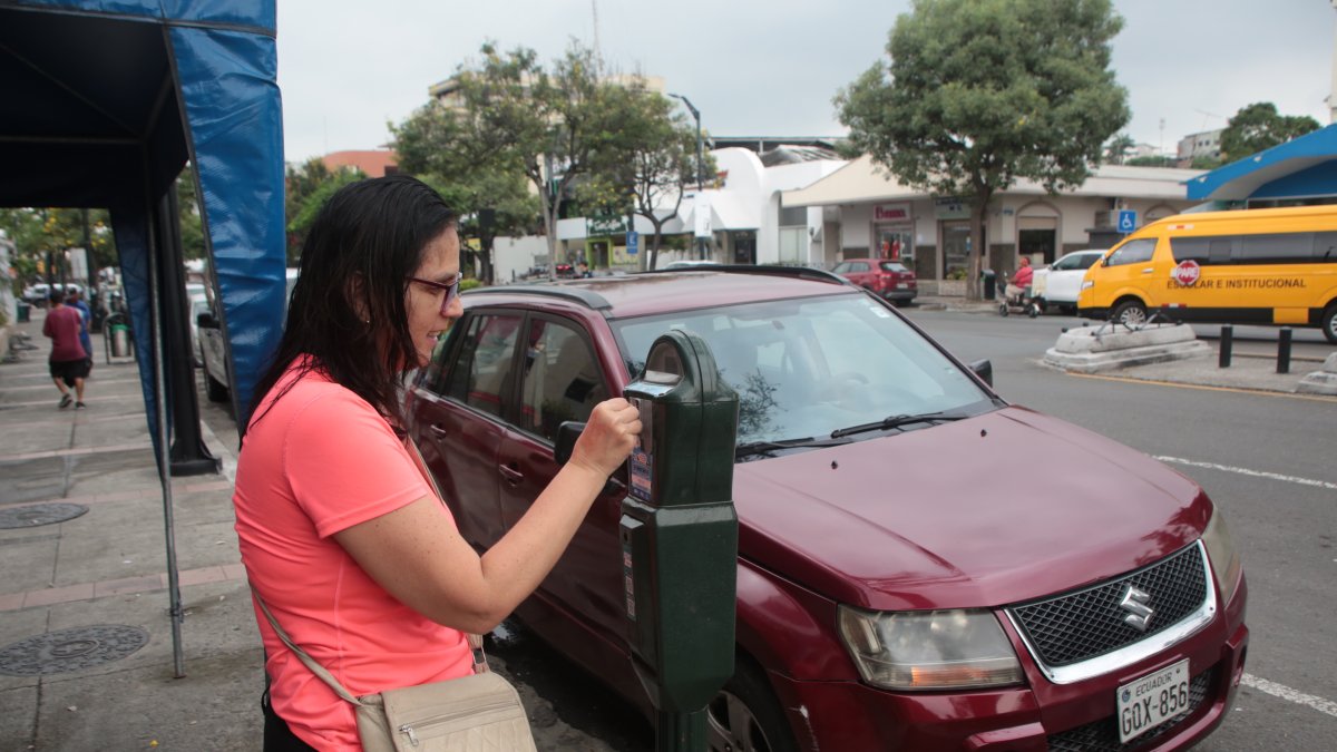 1. Reclamo. Las personas no confían en los parquímetros. Se ha detectado que algunos artefactos ubicados en Urdesa están defectuosos.