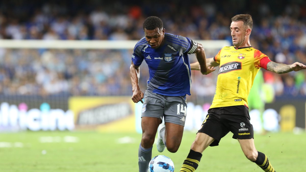 Los capitanes Romario Caicedo (i), de Emelec, y Damián Díaz, de Barcelona, disputan una pelota en el Clásico del pasado domingo que finalizó 1-1 en el Capwell.