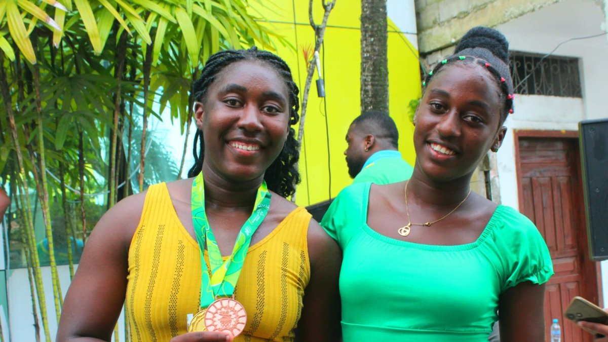 Belsy Quiñónez (i) es el orgullo de San Lorenzo. Regresó a su ciudad natal con las medallas alcanzadas en Bolivia.