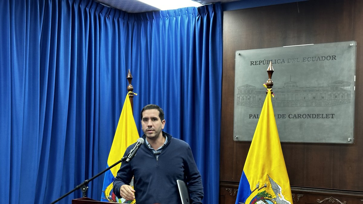 El ministro de Energía, Roberto Luque, en la séptima rueda de prensa de la crisis energética.