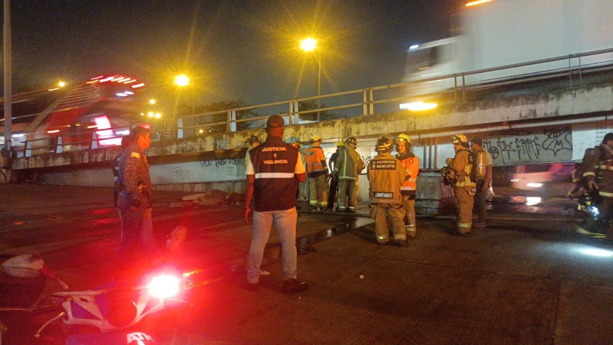 Bomberos acudieron al sitio.