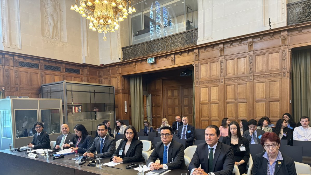 El equipo mexicano durante la audiencia sobre medidas provisionales del caso México contra Ecuador ante la CIJ.