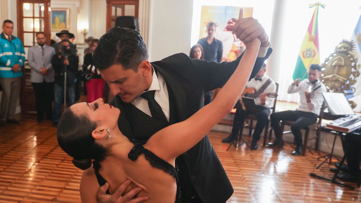 Una pareja baila tango en la Embajada de Argentina en Bolivia durante el anuncio en La Paz del segundo 'Encuentro entre Culturas'