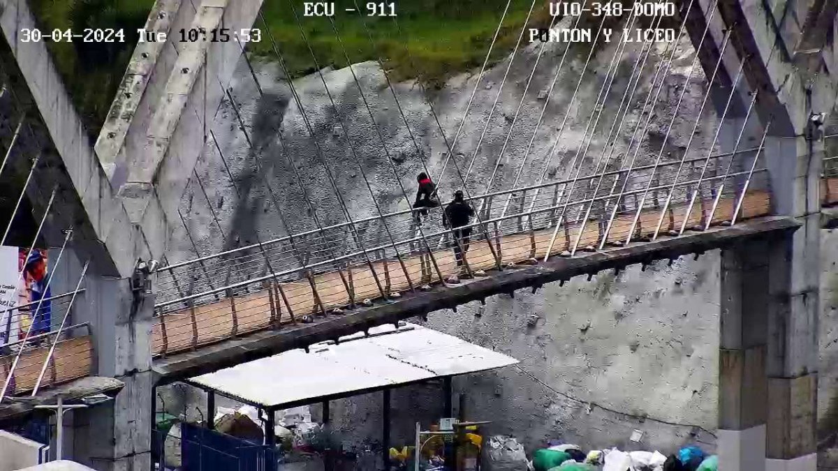 Cámara del ECU 911 captó el momento en que una persona estaba sobre el puente del parque Cumandá