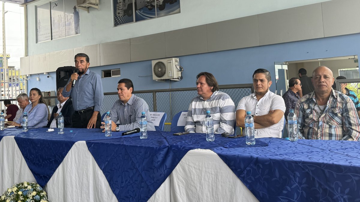 os dirigentes de diez modalidades del transporte del país durante una reunión en  Manta, Manabi, para analizar los problemas que enfrentan, este martes 30 de abril.