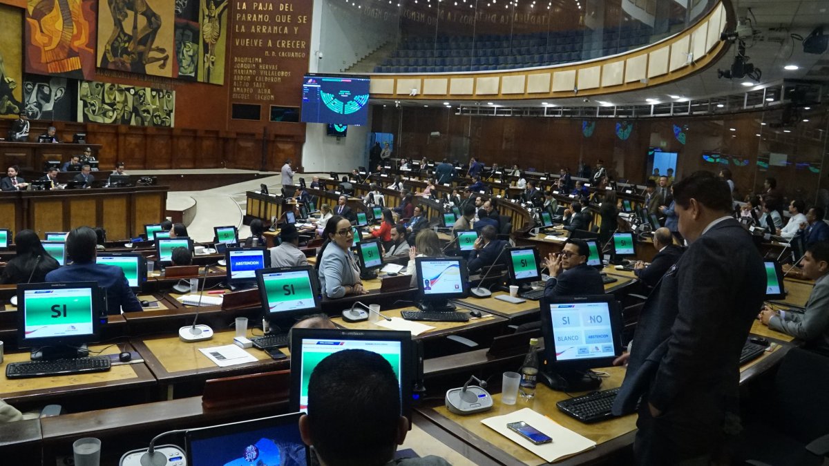 El exministro Fernando Santos Alvite fue censurado, implica que queda inhabilitado para ejercer cargo público durante dos años.