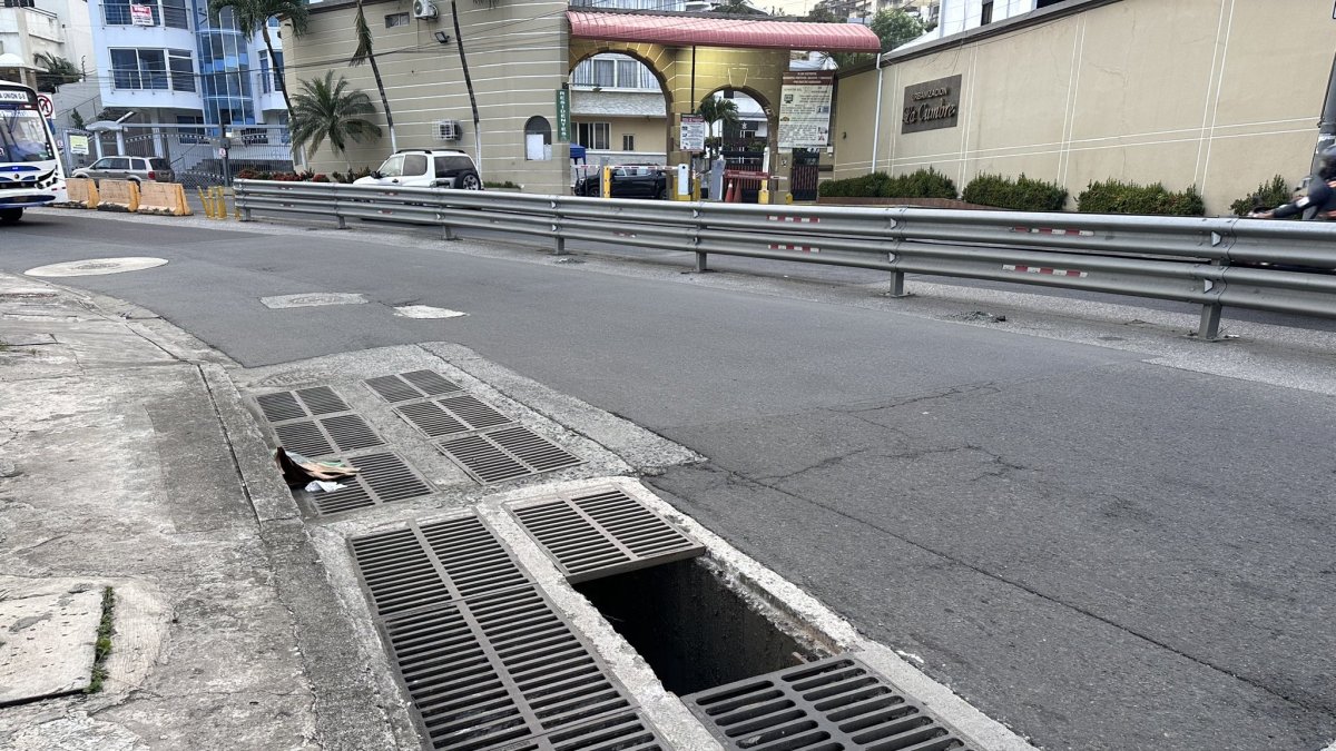 Una parte de la rejilla sobre la vía ha sido retirada.