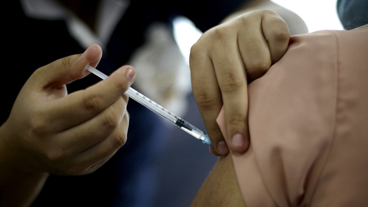 Una persona recibe la vacuna contra la covid-19.