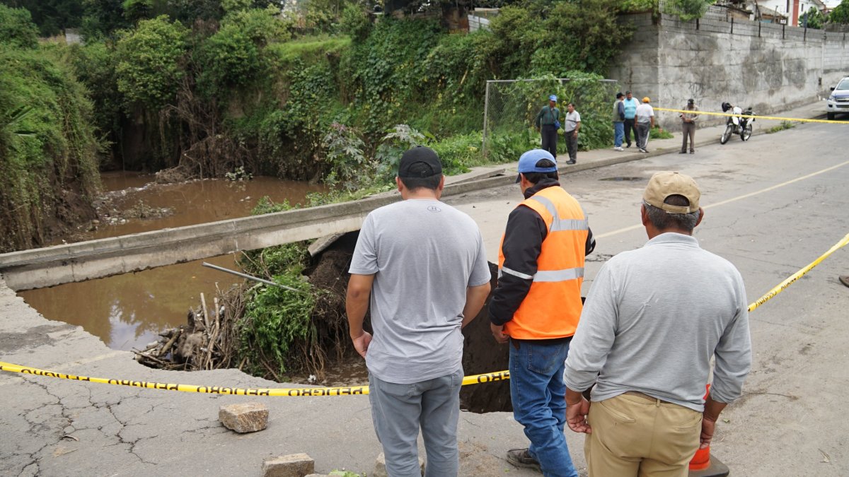 Parte de una vía en Llano Chico colapsó por las lluvias