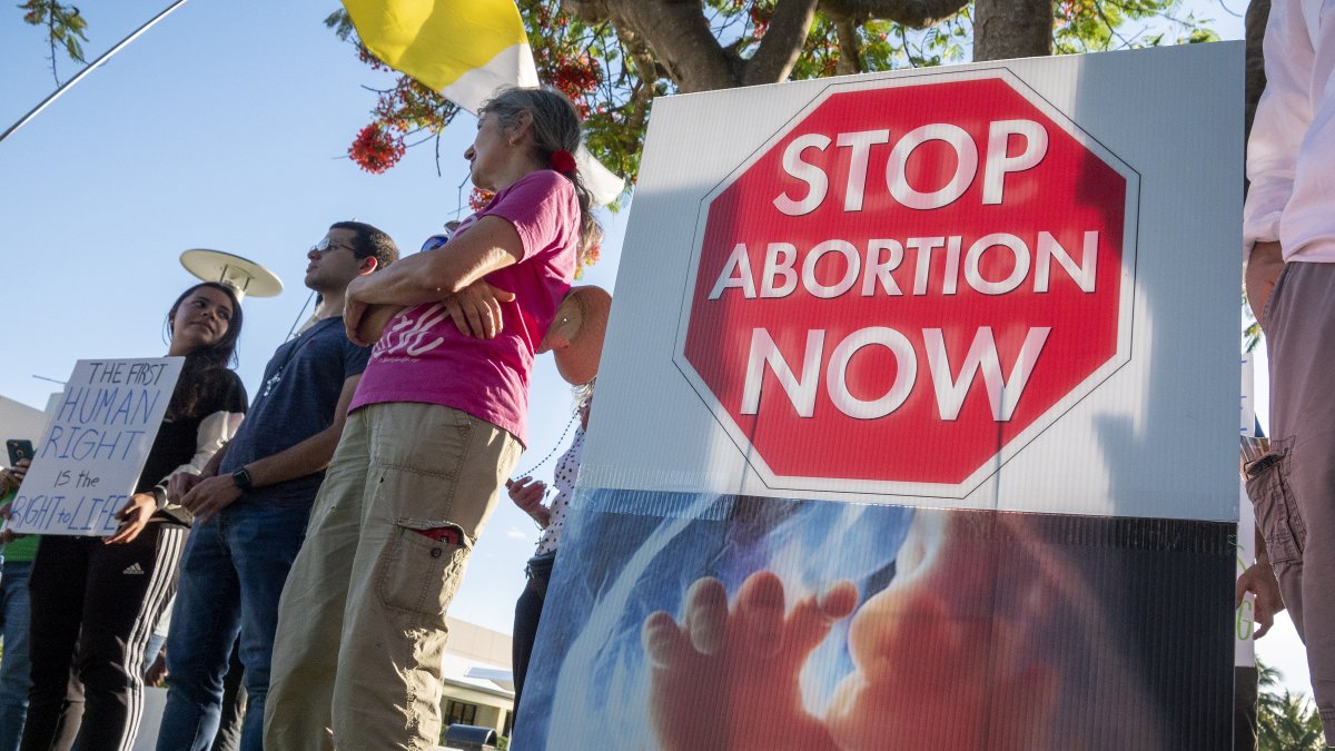 Un grupo de manifestantes antiaborto durante una protesta en el campus de la Universidad Internacional de Florida, en Miami (EE.UU.).