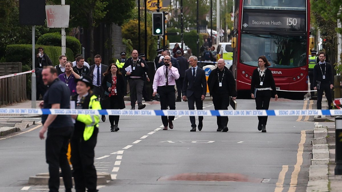La policía se encuentra en el lugar de un incidente que involucró a un hombre con una espada, en Hainault, al este de Londres, Gran Bretaña, el 30 de abril de 2024.