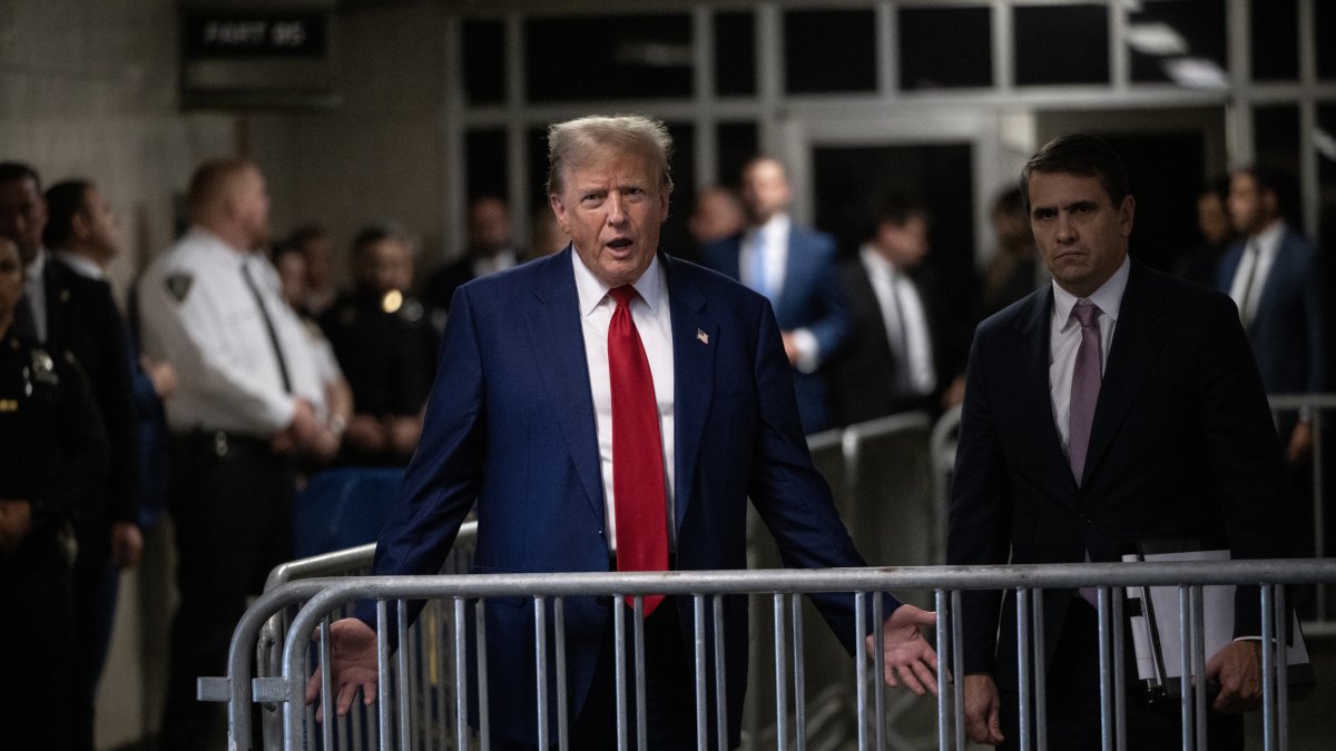 El expresidente de EE.UU. Donald Trump (c) habla este martes con la prensa previo al incio de la tercera semana del juicio penal en su contra en una corte de Nueva York.