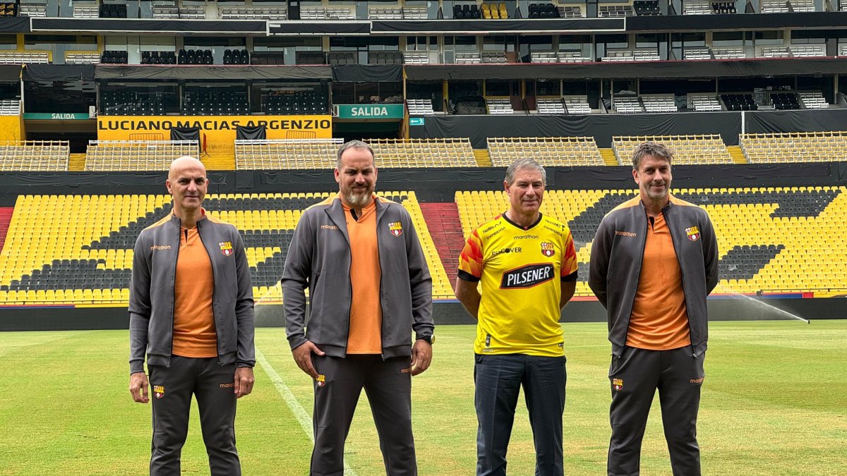 (De izq. a der.)  Fernando Gómez, preparador físico; Cristian Ferlauto, asistente técnico; Ariel Holan, entrenador;  y Fabio Fernández.
