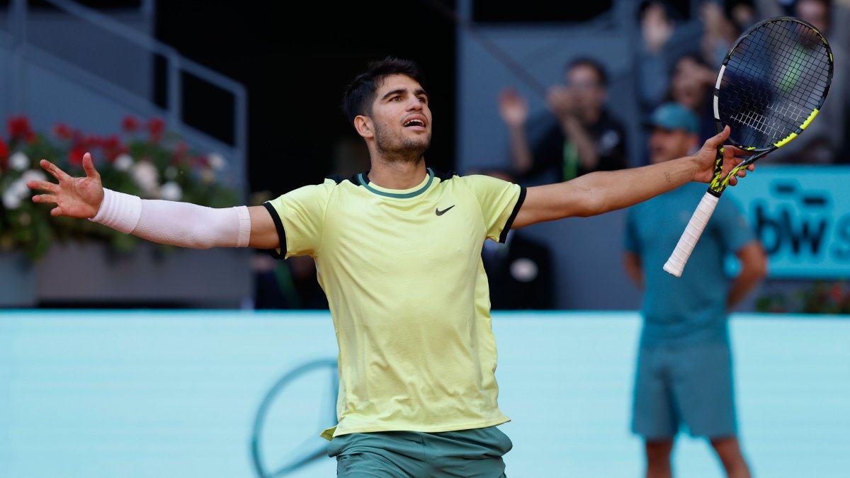 El tenista español Carlos Alcaraz llega de vencer al alemán Jan-Lennard Struff en su partido de octavos de final del Mutua Madrid Open por 6-3, 6-7 y 7-6.