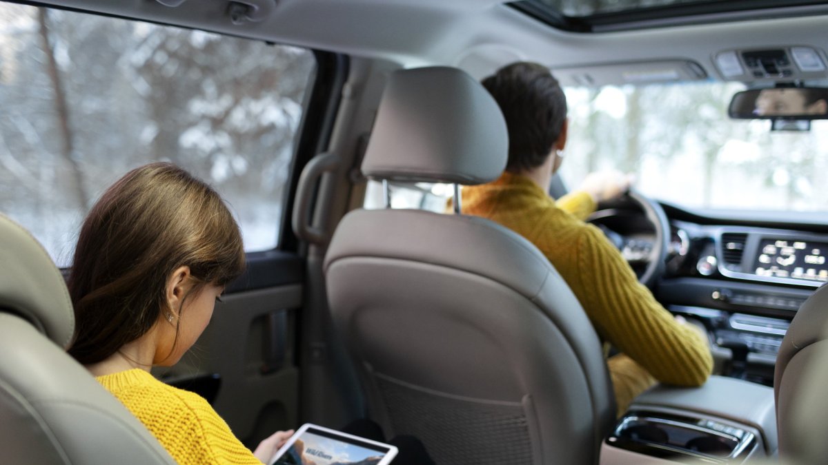 El asiento de mayor riesgo en un carro es el del conductor, mientras que el de más protección el central de atrás.