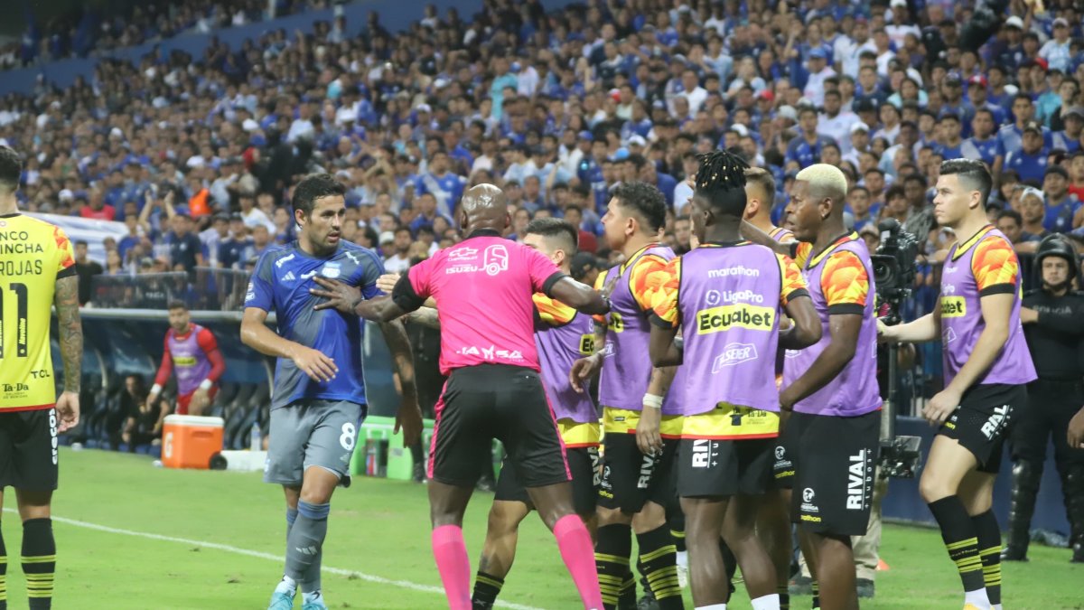 Azules y amarillos protagonizaron un reñido Clásico del Astillero. Las polémicas dentro y fuera del campo no faltaron.