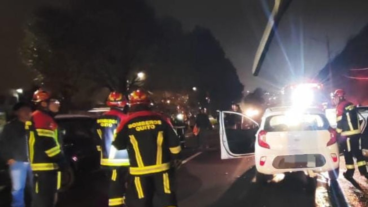Bomberos y agentes de tránsito se encuentran en el sitio para atender este choque múltiple.