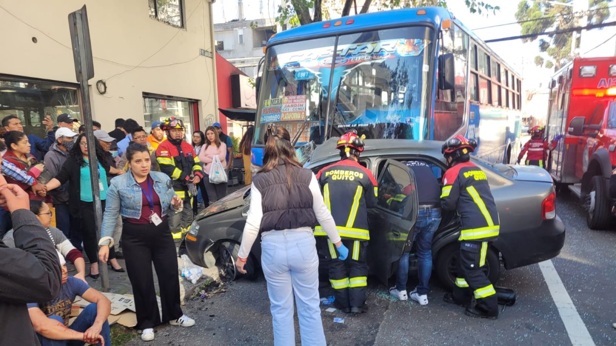 El bus chocó contra el costado derecho del auto, cuando circulaba por la calle Juan León Mera, norte de Quito