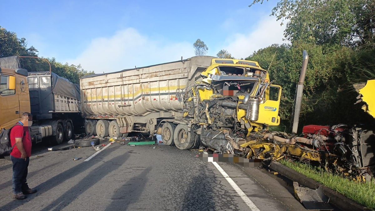 La cabina del vehículo, conocido como 'bañera' resultó con la cabina destrozada, tras el impacto.