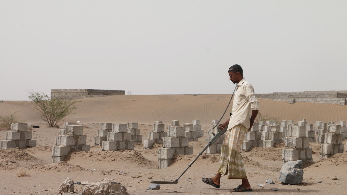 Un especialista en búsqueda de minas, recorre un campo en busca de estos artefactos explosivos.