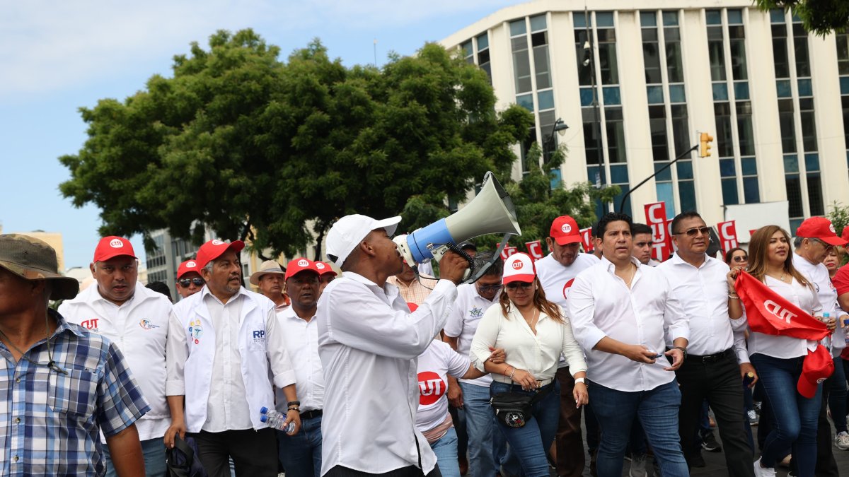 Marcha en Guayaquil por el Día del Trabajador.
