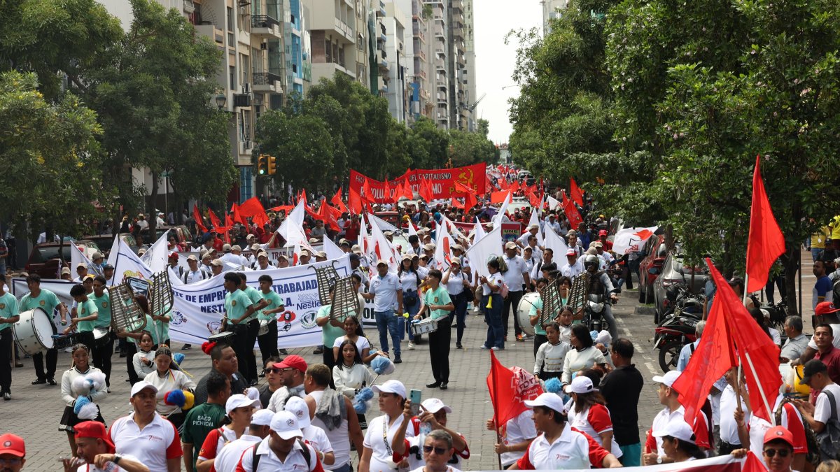 La marcha de los trabajadores avanzó por la avenida 9 de octubre y Pedro Carbo, parqa finalizar en el parque Centenario