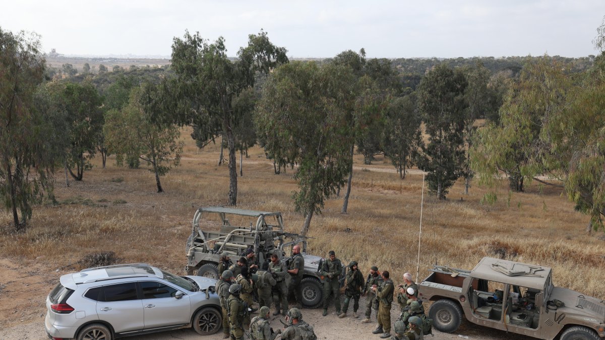 Un grupo de soldados israelitas desplazados en la Franja realizan una para en un punto determinado del enclave palestino.