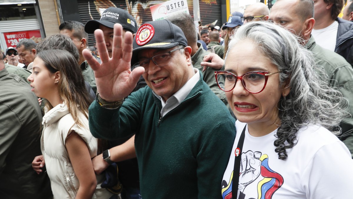 El presidente Gustavo Petro, acompañado de la senadora María José Pizarro, saluda durante una marcha con motivo Día Internacional de los Trabajadores, en Bogotá.