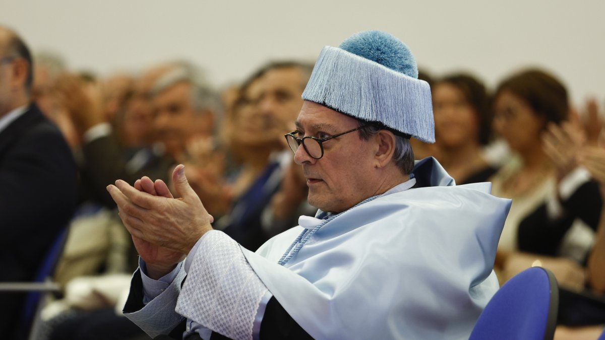 Fue ganador del Premio Príncipe de Asturias de las Letras en 2009,