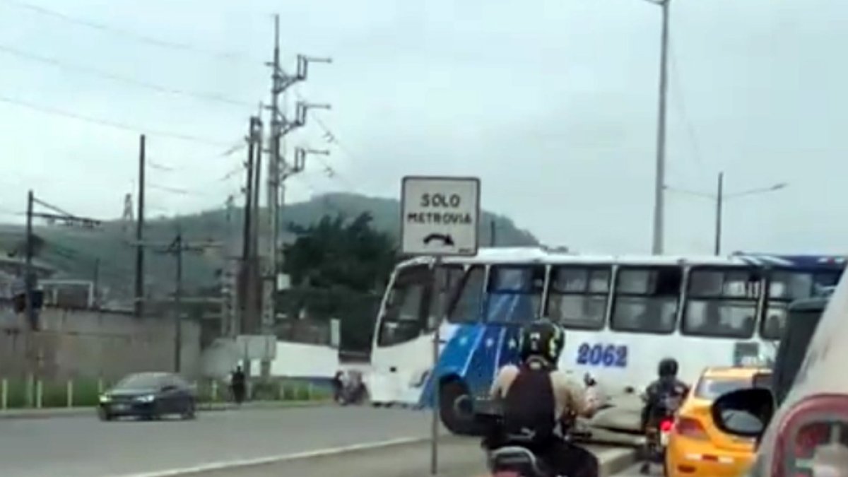 Momento exacto en el que la unidad cruzó el parterre para llegar al carril contrario.